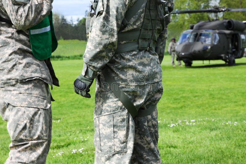 Evacuazione dell'elicottero di Blackhawk di disastro di emergenza immagine stock libera da diritti Evacuazione dell'elicottero di Blackhawk di disastro di emergenza immagine stock libera da diritti