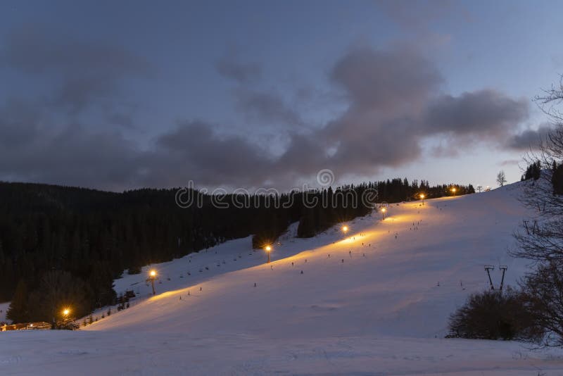 Večerní lyžování v lyžařském středisku Donovaly, Nízké Tatry, Slovensko