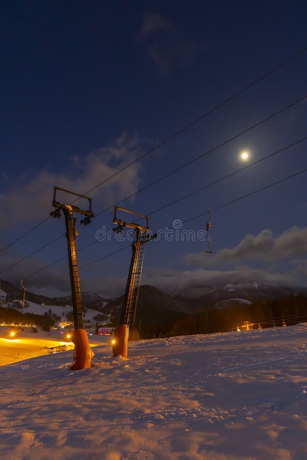Večerní lyžování v lyžařském středisku Donovaly, Nízké Tatry, Slovensko