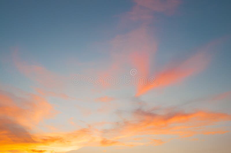 Hoàng hôn cam, bầu trời xanh với đám mây sẽ đem đến cho bạn cảm giác yên bình và đầy ấn tượng. Hãy thưởng thức những bức ảnh chụp và hình ảnh nơi đây để trải nghiệm một kỳ nghỉ tuyệt vời.