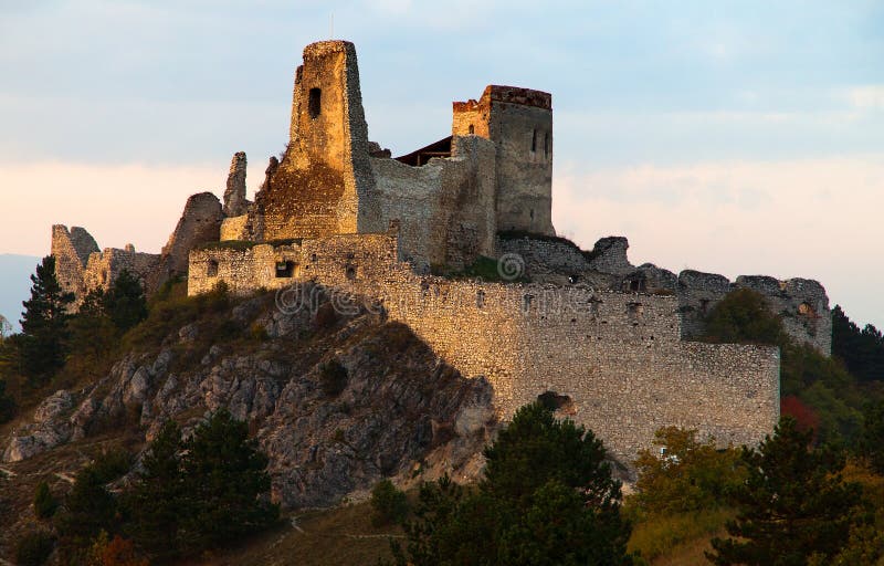 Večerný pohľad na zrúcaninu Čachtického hradu - Slovensko