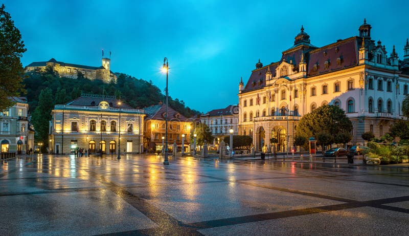 Evening view of the University of Ljubljana and the old town. Ljubljana är Sloveniens huvudstad royaltyfri fotografi