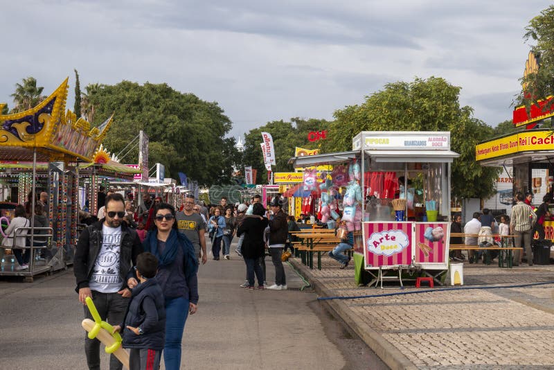 FARO, PORTUGAL - OUTUBRO 2018: Feira De Diversão Santa Iria Com