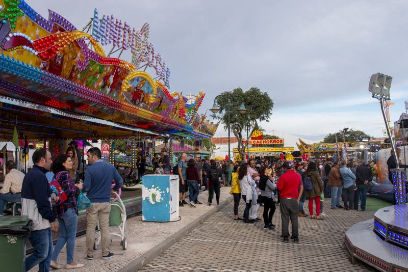 FARO, PORTUGAL - OUTUBRO 2018: Feira De Diversão Santa Iria Com