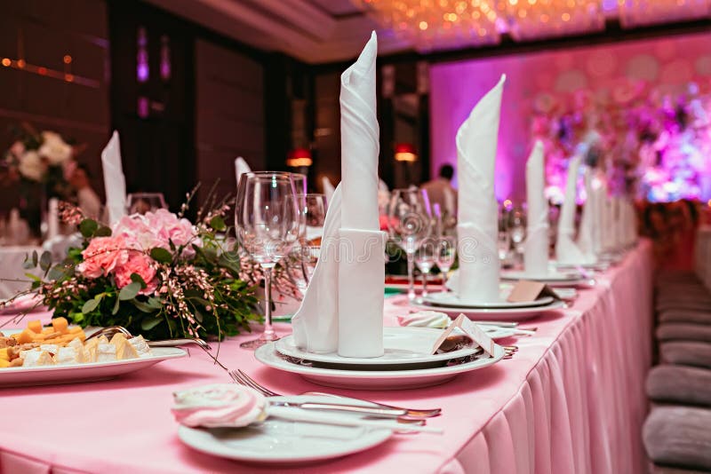 Evento meravigliosamente organizzato, vetri a da portare in tavola bianco festivo servito Banchetto, decorazione di nozze Coltell