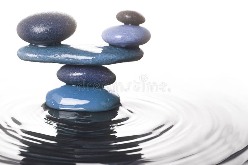 Evenwichtige stenen in water