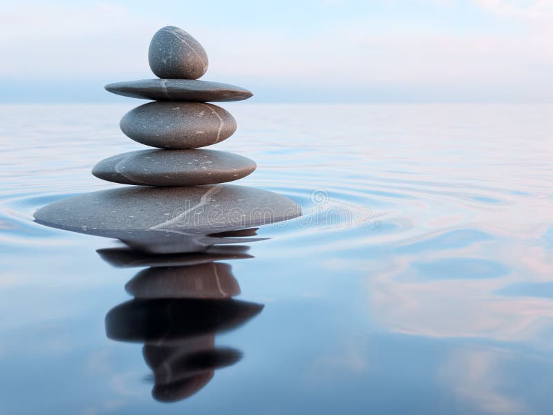 Evenwichtige Zen-stenen in water