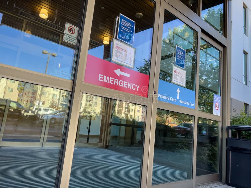 Everett wa usa около ноября 2022 : закрывать входные двери клиники 'шведская мельница' стоковое изображение