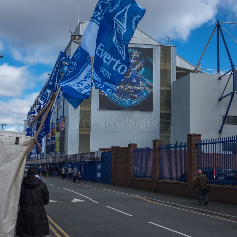Everton, Liverpool, Reino Unido, abril, 17, 2016: Las muchedumbres de partidarios comienzan a recolectar en las calles en Everton fotos de archivo libres de regalías Everton, Liverpool, Reino Unido, abril, 17, 2016: Las muchedumbres de partidarios comienzan a recolectar en las calles en Everton fotos de archivo libres de regalías