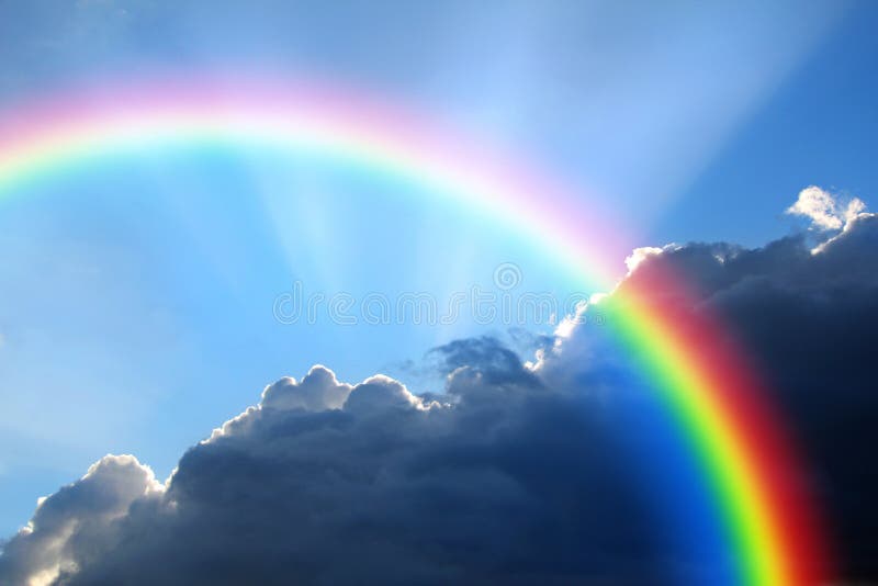 Foto di concetto di un brillante futuro migliore prossimi giorni, mostrando un bellissimo arcobaleno formazione dopo la tempesta di nuvole e pioggia.