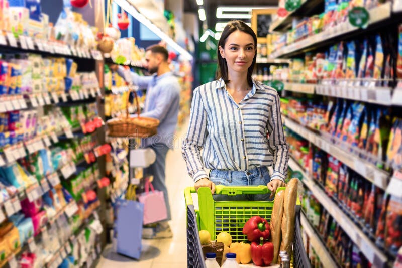 My every day shopping. Портрет покупаемого товара. Юная леди в тележке. Случайные покупки. Happy customers Walking around Refrigerator in Superstore.