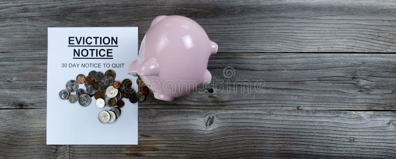 Vypudenie oznámenie tip cez prasiatko banka rozliatiu mince na vidiecky drevený stôl v byt stanoviť formát.