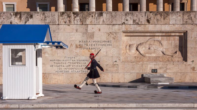 Evzones - guardie presidenziali di ceremonial nella tomba del soldato sconosciuto al Parlamento greco fotografie stock libere da diritti Evzones - guardie presidenziali di ceremonial nella tomba del soldato sconosciuto al Parlamento greco fotografie stock libere da diritti