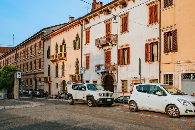 Exakt gata med historiska byggnader i Verona italy arkivfoton