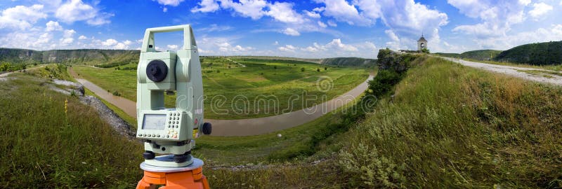 Exame do Theodolite ao ar livre foto de stock Exame do Theodolite ao ar livre foto de stock