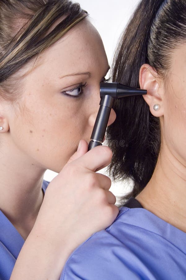 Soignez Tenir L'otoscope Et Examiner L'oreille De L'homme Supérieur Photo  stock - Image du docteur, inspection: 98785800