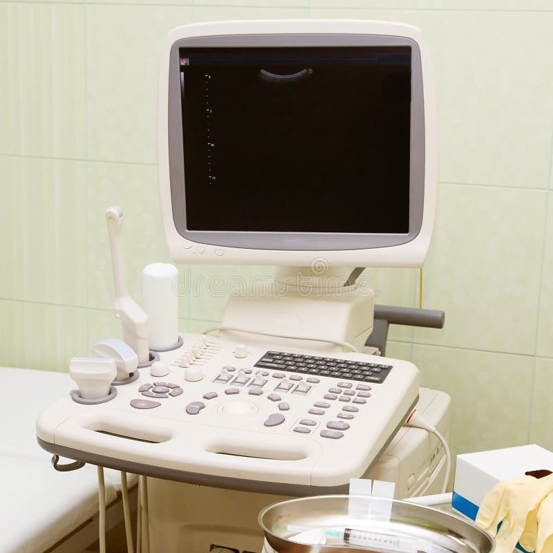 Examen del ultrasonido del aparato Investigación médica Trabajo en hospital fotografía de archivo libre de regalías Examen del ultrasonido del aparato Investigación médica Trabajo en hospital fotografía de archivo libre de regalías