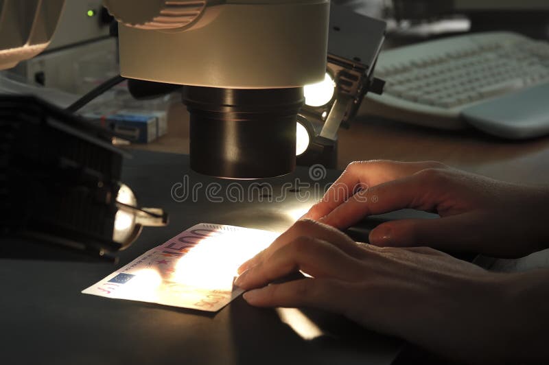 Examen pour le faux argent photo libre de droits Examen pour le faux argent photo libre de droits
