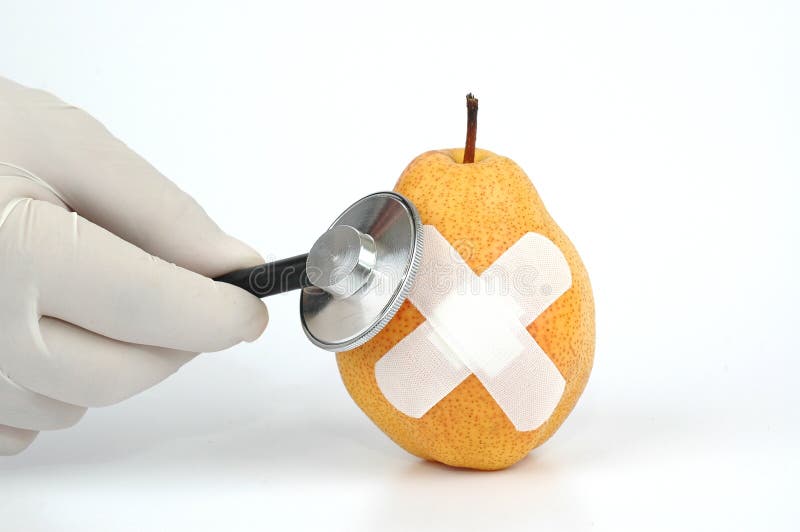 Examiner la qualité du fruit image libre de droits Examiner la qualité du fruit image libre de droits