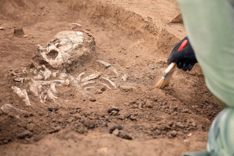 Excavaciones arqueológicas El arqueólogo en un proceso picador Ciérrese encima de las manos con la investigación que conduce sobr imagen de archivo Excavaciones arqueológicas El arqueólogo en un proceso picador Ciérrese encima de las manos con la investigación que conduce sobr imagen de archivo