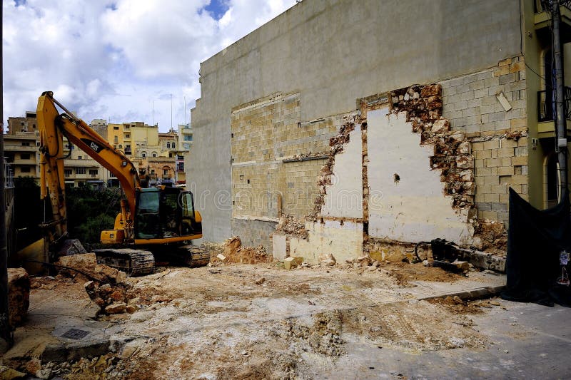 Excavador y el sitio de demolición foto de archivo Excavador y el sitio de demolición foto de archivo