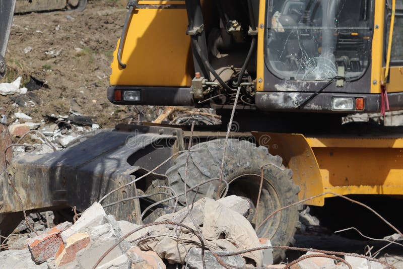 The excavator loads the load on the car. Construction works. Technology of urbanization. Heavy industrial machines. Building of th royalty free stock images The excavator loads the load on the car. Construction works. Technology of urbanization. Heavy industrial machines. Building of th royalty free stock images