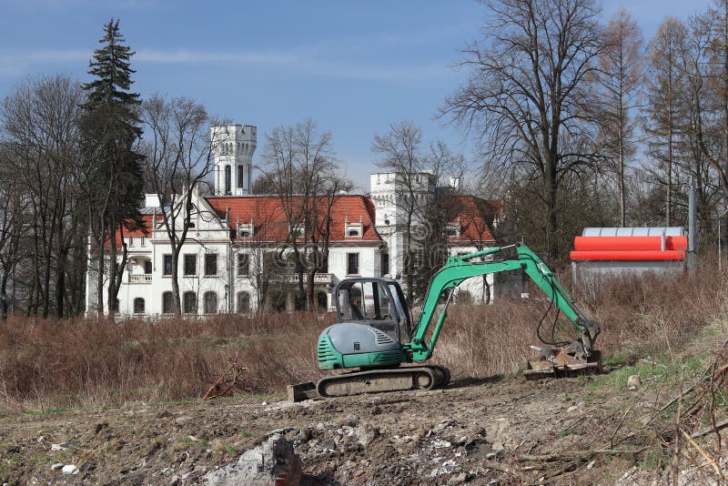 The excavator loads the load on the car. Construction works. Technology of urbanization. Heavy industrial machines. Building of th stock photos The excavator loads the load on the car. Construction works. Technology of urbanization. Heavy industrial machines. Building of th stock photos