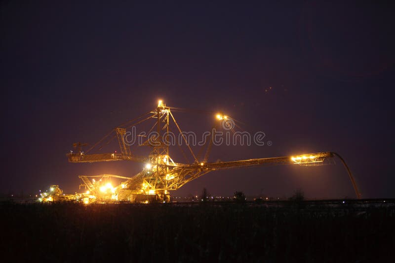 Excavatrice géante dans une soirée d'exploitation à ciel ouvert de charbon photo stock Excavatrice géante dans une soirée d'exploitation à ciel ouvert de charbon photo stock