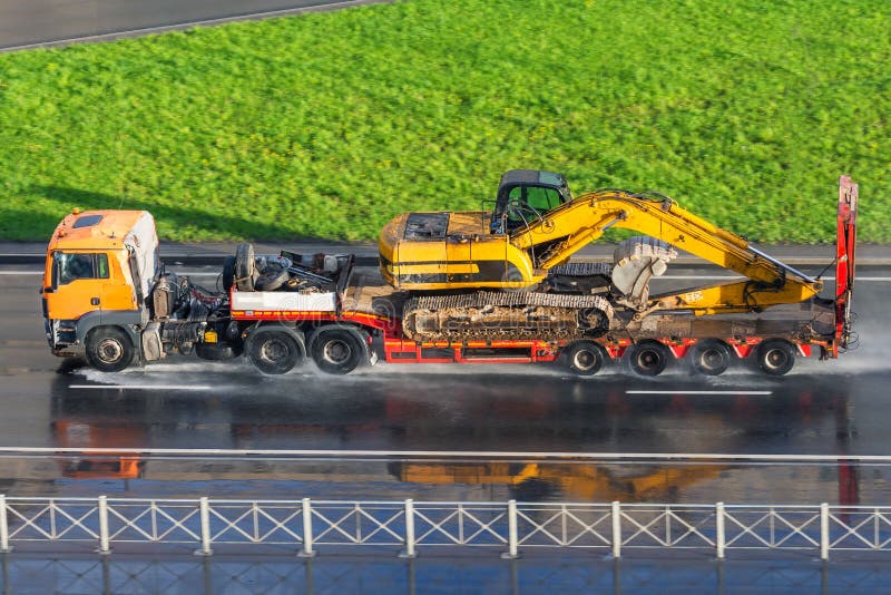 Transport De Pièces Lourdes Pour Le Mécanisme D'une Turbine Industrielle  Foreuse Sur Remorque Image stock - Image du construction, chargement:  216156981