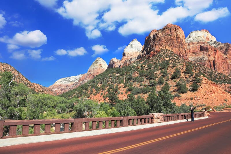 Excelente con la carretera de asfalto roja imágenes de archivo libres de regalías Excelente con la carretera de asfalto roja imágenes de archivo libres de regalías