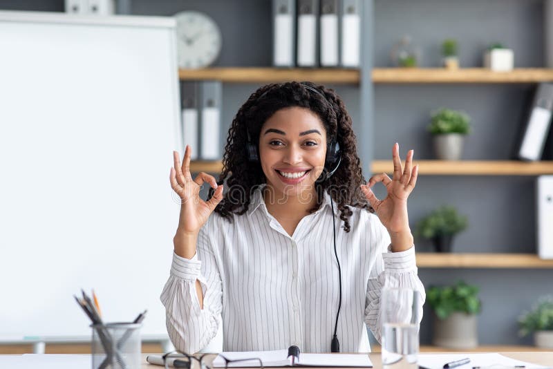 Assista Vídeos Engraçados E Surfe Na Internet Aprenda Inglês Em Casa,  Estude E Relaxe Em Casa Imagem de Stock - Imagem de inglês, telefone:  226829577