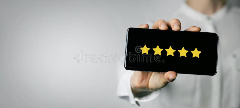 Excelente servicio y comentarios de los clientes. mujer sosteniendo un teléfono con calificación de 5 estrellas en pantalla. espac fotos de archivo libres de regalías