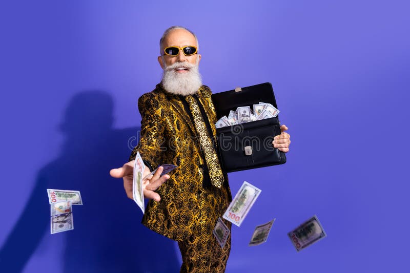 Excentrique monsieur senior dans un costume à motifs or avec de l'argent exubérant le charisme de confiance et un style extravagan photographie stock