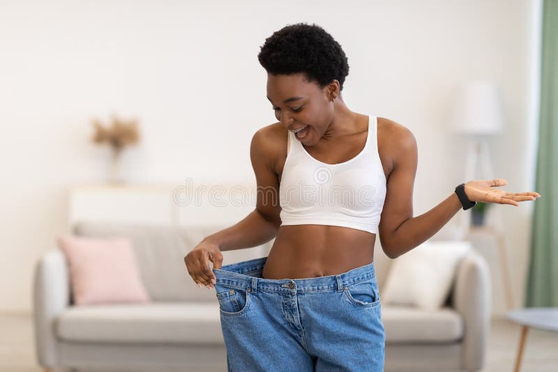 Excité Mince Femme Africaine Portant Un Pantalon Surdimensionné Après La  Perte De Poids Intérieur Photo stock - Image du liposuccion, indoors:  211286940