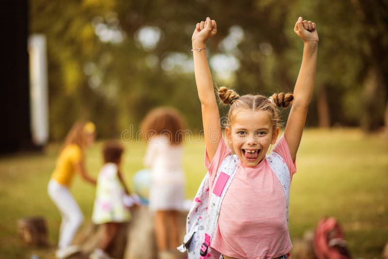 A Escola Com Grande Plástico Escava Um Túnel O Jogo Para Crianças Em Idade  Pré-escolar Foto de Stock - Imagem de playtime, kindergarten: 82542640