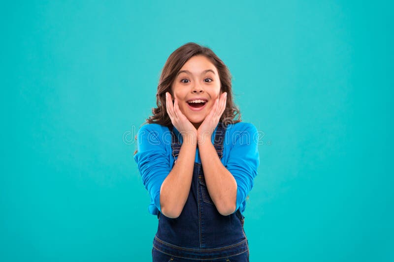 Excitamento sincero Cabelo brilhante saudável longo da menina da criança para vestir a roupa ocasional Cara feliz entusiasmado da fotografia de stock Excitamento sincero Cabelo brilhante saudável longo da menina da criança para vestir a roupa ocasional Cara feliz entusiasmado da fotografia de stock