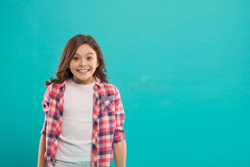 Excitamento sincero Cabelo brilhante saudável longo da menina da criança para vestir a roupa ocasional Momentos emocionantes Feli fotografia de stock Excitamento sincero Cabelo brilhante saudável longo da menina da criança para vestir a roupa ocasional Momentos emocionantes Feli fotografia de stock