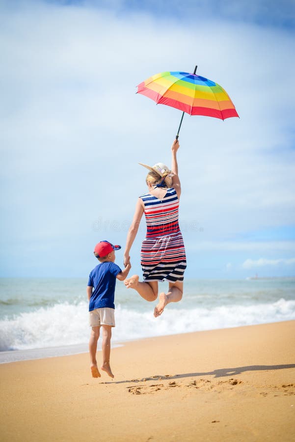 Мама после пляжа. Радостный сын. Family Happy Beach Sunny.