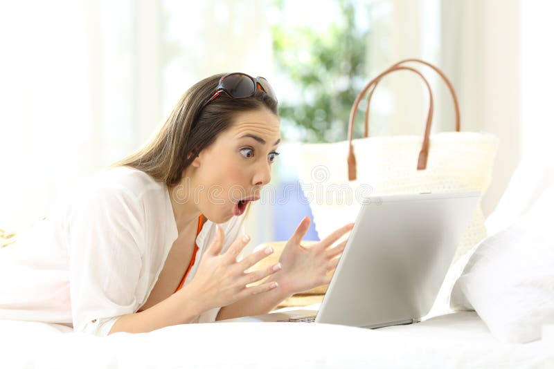 Excited женщина читая онлайн содержание на каникулах стоковые фото Excited женщина читая онлайн содержание на каникулах стоковые фото