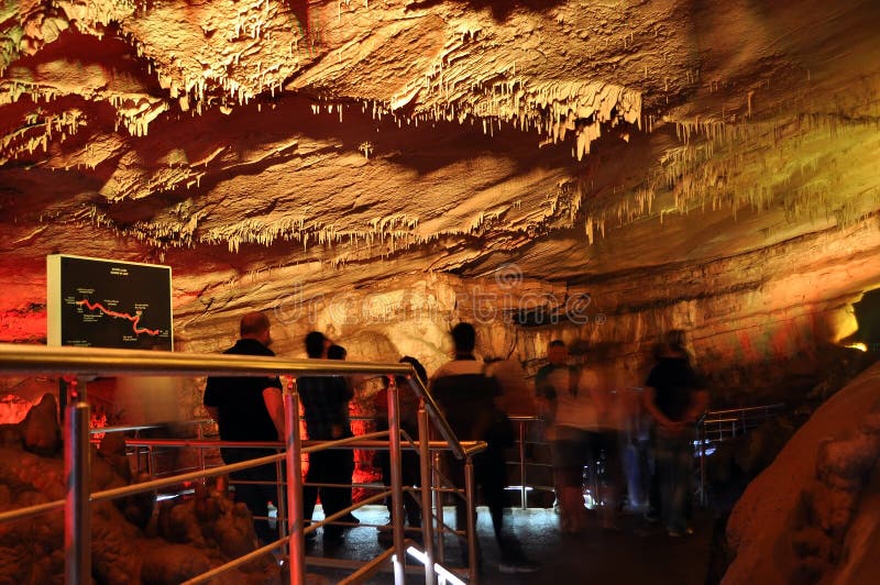 Excursão na caverna Sataplia fotografia de stock Excursão na caverna Sataplia fotografia de stock