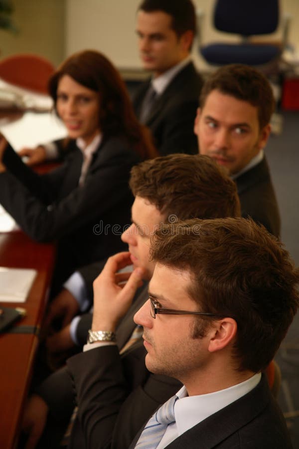 Un team di dirigenti aziendali a un tavolo delle conferenze, preparando una nuova proposta commerciale.