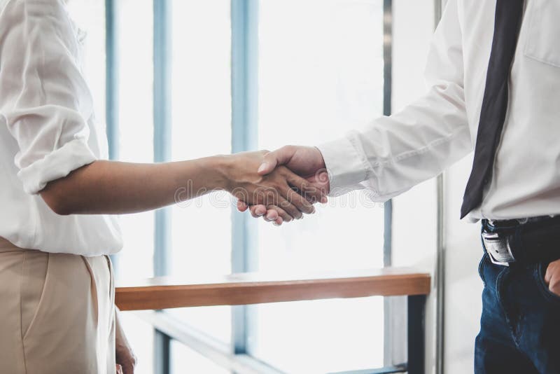 Executivo da equipe dois do negócio que agita as mãos após uma reunião e uma conferência para assinar o acordo e transformar-se s fotografia de stock Executivo da equipe dois do negócio que agita as mãos após uma reunião e uma conferência para assinar o acordo e transformar-se s fotografia de stock