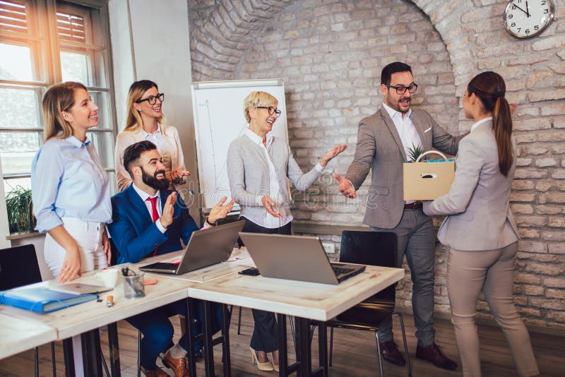 Executivo do líder da equipe que introduz apenas o empregado do sexo feminino contratado novo aos colegas fotos de stock Executivo do líder da equipe que introduz apenas o empregado do sexo feminino contratado novo aos colegas fotos de stock