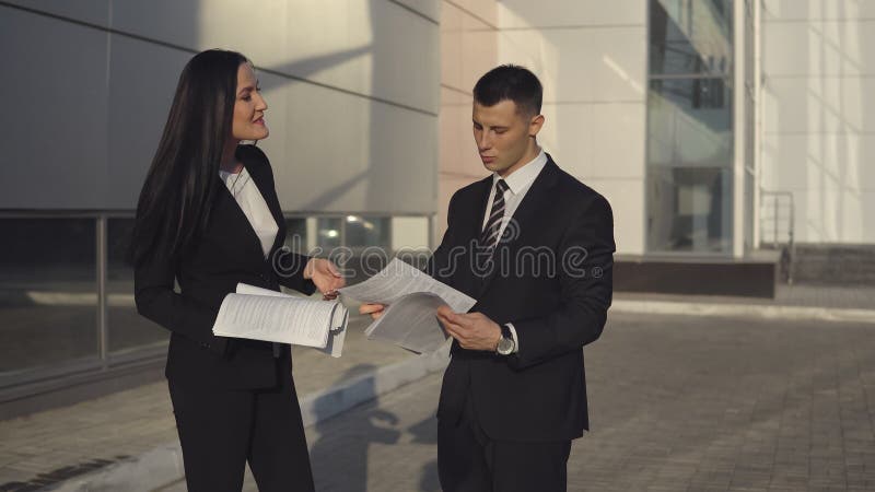Executivos ao trabalhar perto do prédio de escritórios fotos de stock Executivos ao trabalhar perto do prédio de escritórios fotos de stock