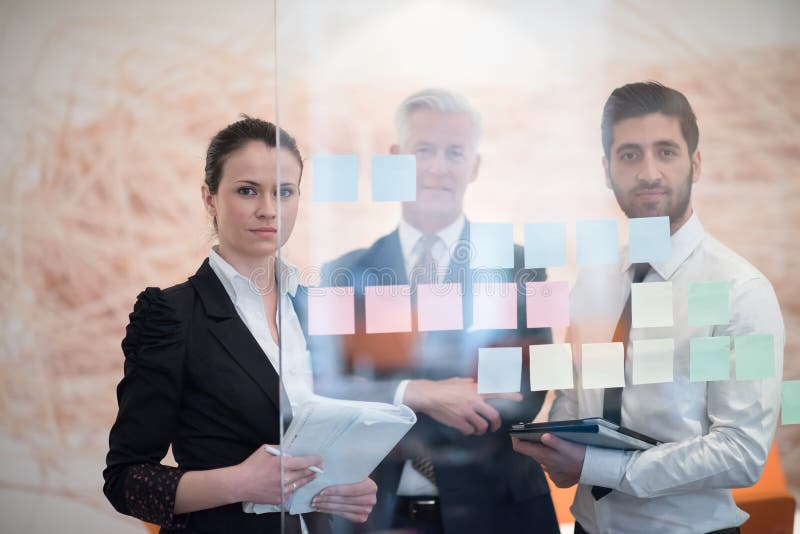 Executivos criativos novos com CEO superior imagem de stock royalty free Executivos criativos novos com CEO superior imagem de stock royalty free