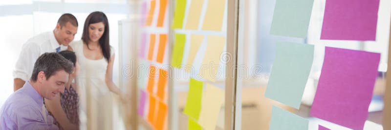 Executivos da fala fotos de stock royalty free Executivos da fala fotos de stock royalty free
