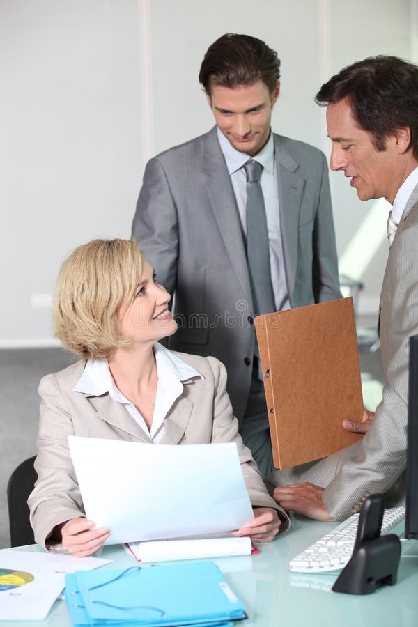 Executivos de sorriso no escritório imagens de stock Executivos de sorriso no escritório imagens de stock
