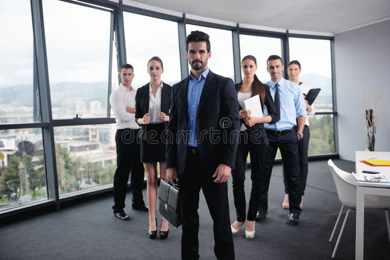 Executivos em uma reunião no escritório imagem de stock royalty free Executivos em uma reunião no escritório imagem de stock royalty free