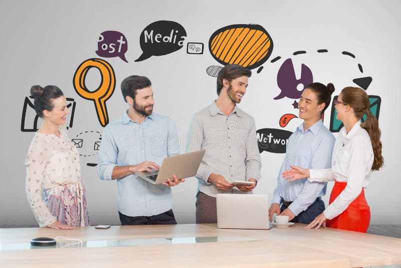 Executivos felizes em uma mesa usando computadores e tabuletas contra o fundo branco com gráficos fotografia de stock Executivos felizes em uma mesa usando computadores e tabuletas contra o fundo branco com gráficos fotografia de stock