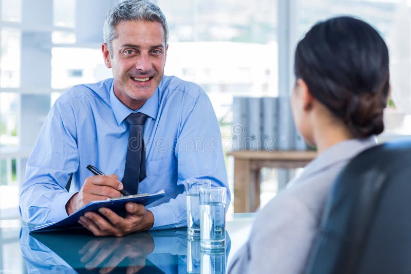 Executivos felizes que falam junto imagens de stock Executivos felizes que falam junto imagens de stock
